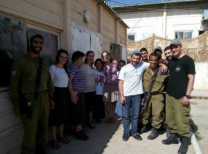 חיילים ובני נוער מתנדבים.צילום באדיבות שלומית ליפשיץ