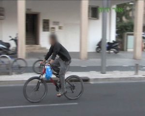 רוכב אופניים ללא קסדה.צילום אור ירוק