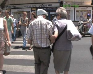 קשישים בכביש.צילום באדיבות אור ירוק