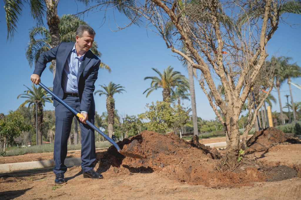 כרמל שאמה הכהן נוטע עץ לכבוד טו בשבט