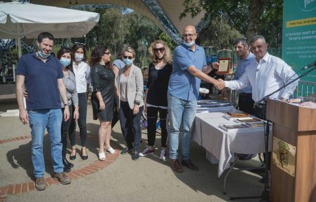 כרמל שאמה העניק מגן הוקרה ל"מכבי שירותי בריאות" על הסיוע למלחמה בקורונה