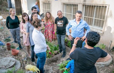 משפחה לפני הכל: ראש העיר ביקר במרכז "קשר", בהמשך אף שתל ירקות ב"גינה המשותפת"