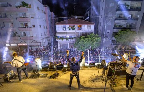 רגע לפני הפינוי-בינוי: הופעה פרטית של עברי לידר לדיירי הרחוב והסביבה