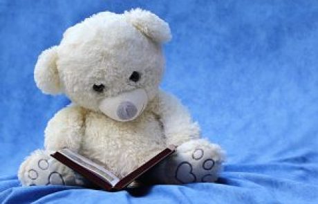 האם כדאי להקריא לילדים ספר לפני השינה?