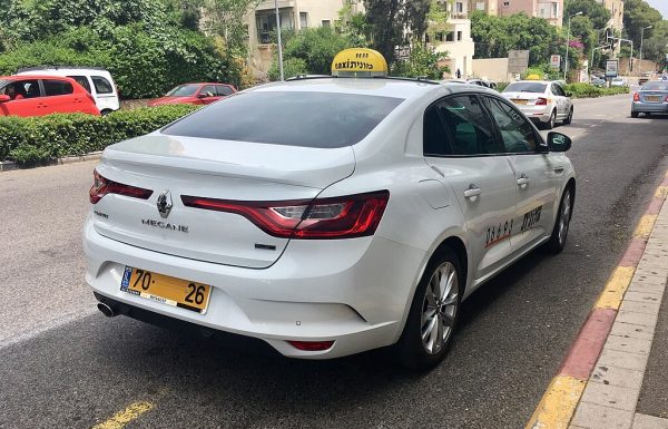 דרמה ברחוב הירדן: בת 83 התמוטטה במונית