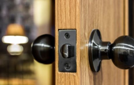 פתרונות עיצוביים לדלתות פנים עם צירים נסתרים