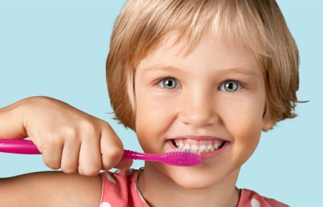 צחצוח שיניים לילדים – למה כדאי להתחיל מוקדם ואיך להפוך את זה להרגל כיפי