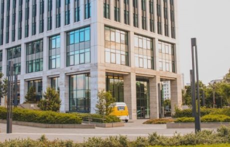 פתרונות זכוכית מתקדמים לבריכה ולבית