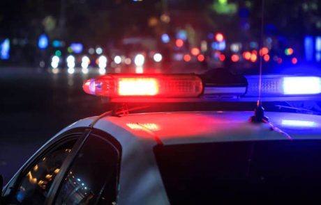 לילה מתוח ברמת גן: מרדפים, התנגשויות ופגיעה בניידת במהלך גניבת כלי רכב — שלושה חשודים נתפסו